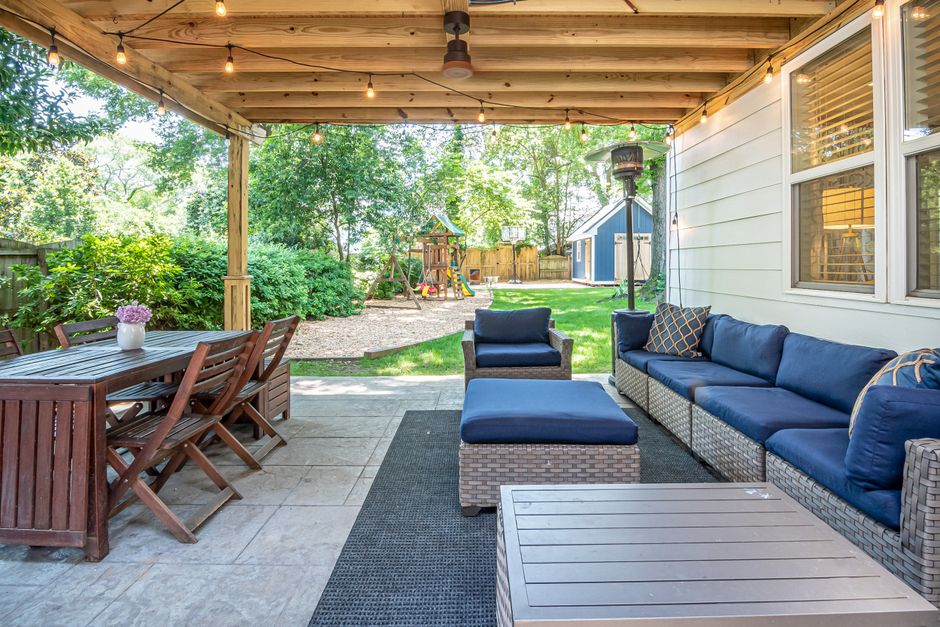Patio dining set in Bluffdale